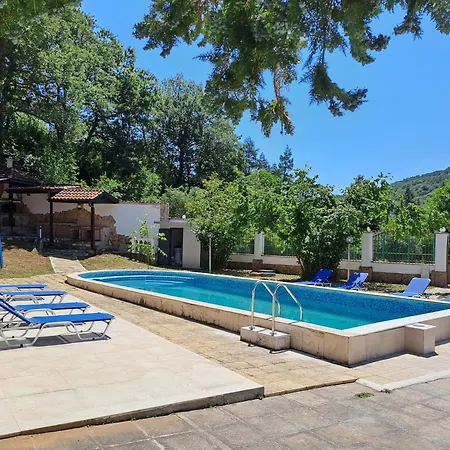 луксозна къща лешниците с.младежко Луксозна вила Mladezhko