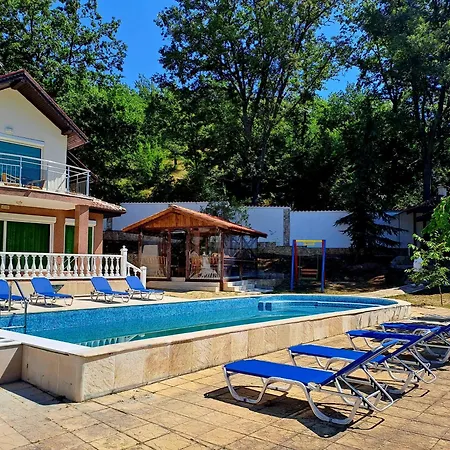 луксозна къща лешниците с.младежко *