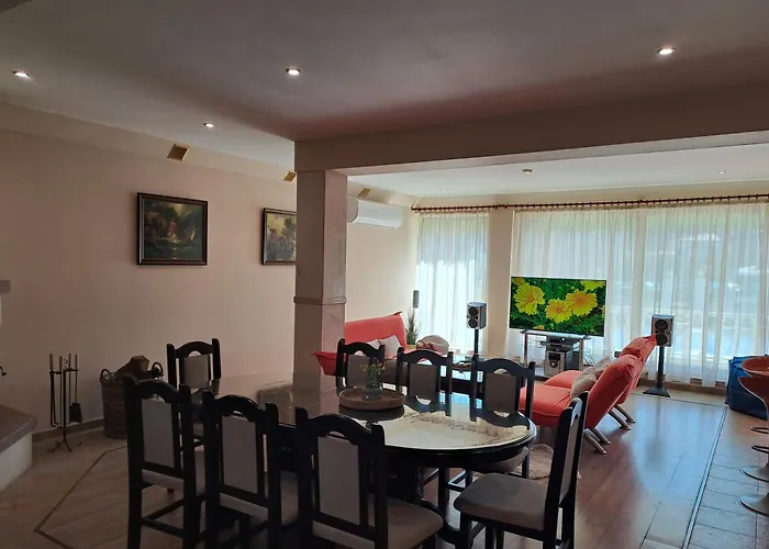 луксозна къща лешниците с.младежко Луксозна вила Mladezhko