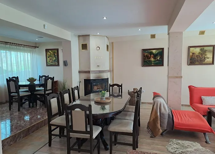 луксозна къща лешниците с.младежко Луксозна вила Mladezhko