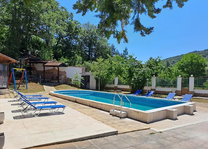 луксозна къща лешниците с.младежко Луксозна вила Mladezhko