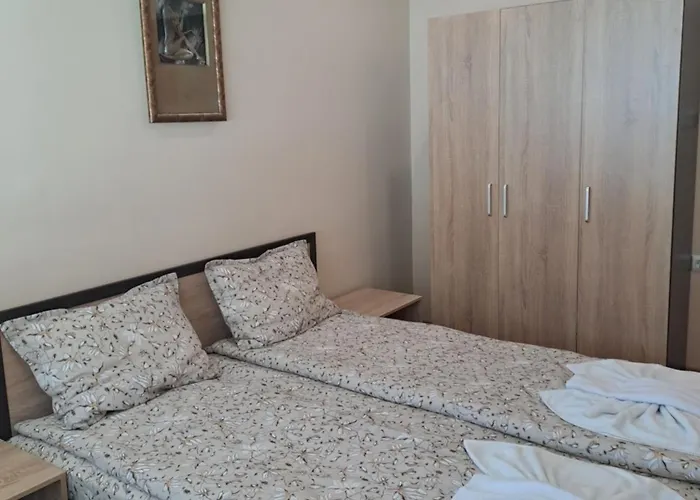 луксозна къща лешниците с.младежко Mladezhko