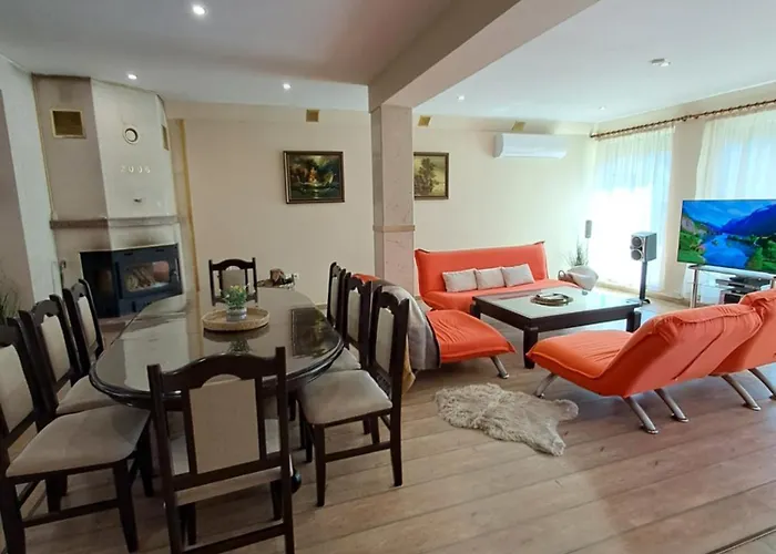 луксозна къща лешниците с.младежко Mladezhko